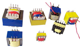 控制變壓器的家庭成員有個(gè)小小體型的EI型插針式變壓器，但是你可不要被它外表欺騙哦，它雖不大但是作用可是不能小看的！