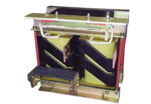 相信大家都知道變壓器廠家是生產(chǎn)變壓器的首要場所，變壓器又是采用電磁感應(yīng)的原理進行設(shè)計和加工制造的，變壓器是不斷地向外進行發(fā)射感應(yīng)電流進行傳達信號的。變壓器之間也是靠傳遞這種感應(yīng)電流進行感知的，由于感應(yīng)電流也是一種電流，長期的傳達的話也是有著必定的危害性的，所以說變壓器之間的擺放距離不是隨意的，而是應(yīng)該保持一段距離的！由于場地有限不能把變壓器之間擺的太遠(yuǎn)，也不能一個挨著一個擺的密密麻麻；這樣出現(xiàn)火災(zāi)以及爆炸的可能性是比較大的，而且狀況也是比較糟糕的！那究竟如何確定不同變壓器之間的擺放距離呢?旗正控制變壓器廠家為你解讀如下：